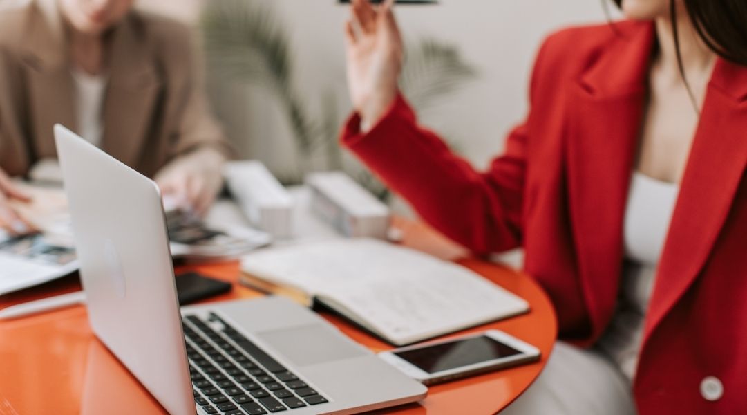 Phong thủy bàn làm việc cho người mệnh Hỏa