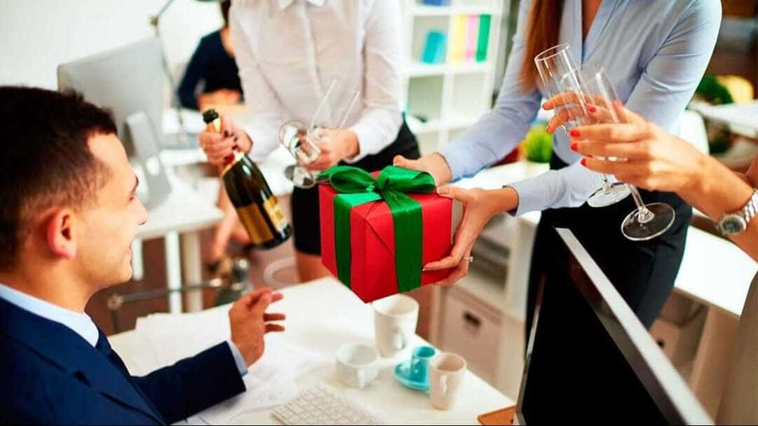 Cách nói chuyện khi tặng quà cho đối tác