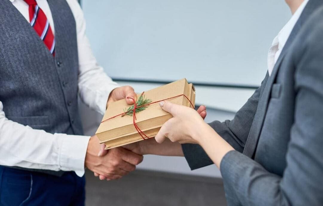 Cách nói chuyện khi tặng quà cho đối tác