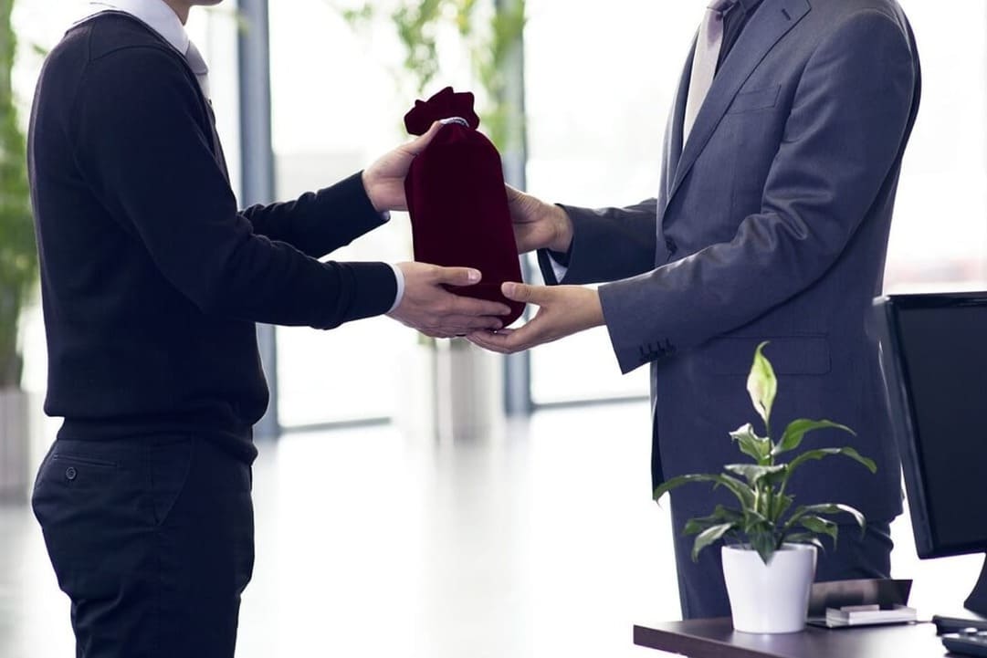 Cách nói chuyện khi tặng quà cho đối tác