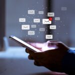 Khách nhắn vào ban đêm phải làm sao? Trả lời hay để sáng mai?