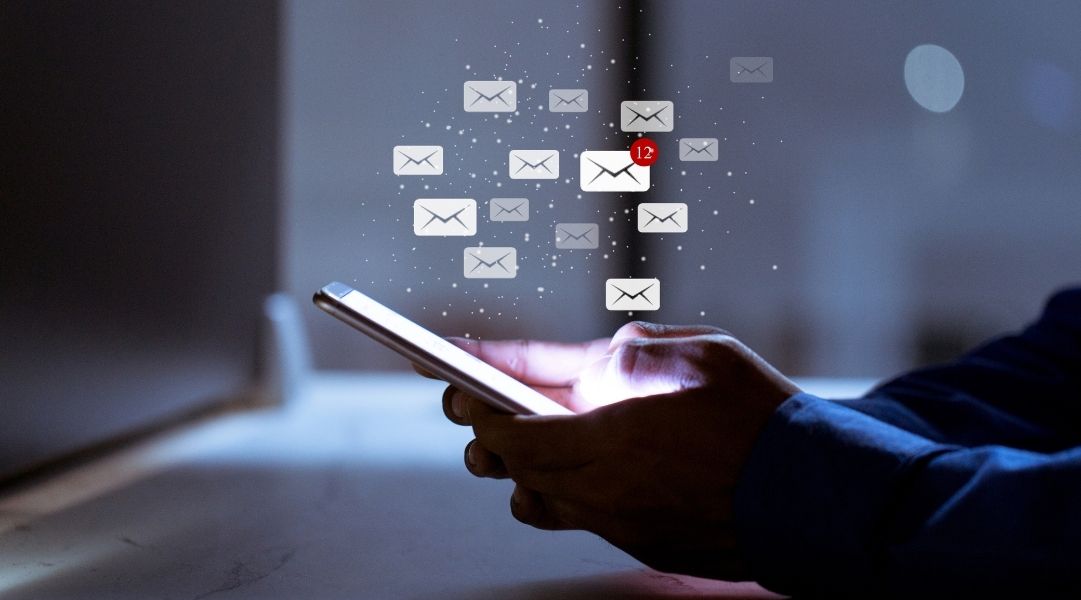 Khách nhắn vào ban đêm phải làm sao? Trả lời hay để sáng mai?