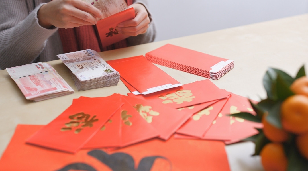 Người xông đất có tài chính và sức khỏe ổn định