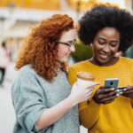 Làm sao để khách hàng cũ giới thiệu khách hàng mới? 5 Cách xây dựng kênh giới thiệu bền vững cho doanh nghiệp làm sao để khách hàng cũ giới thiệu khách hàng mới