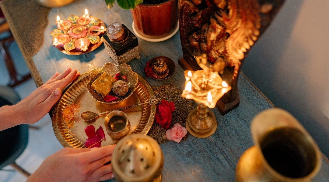 Không đặt bàn thờ đối diện cửa chính