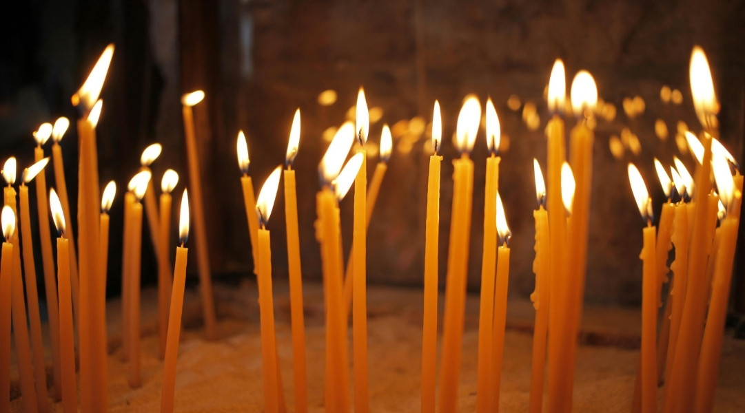 Thường xuyên lau dọn, hương khói cho bàn thờ