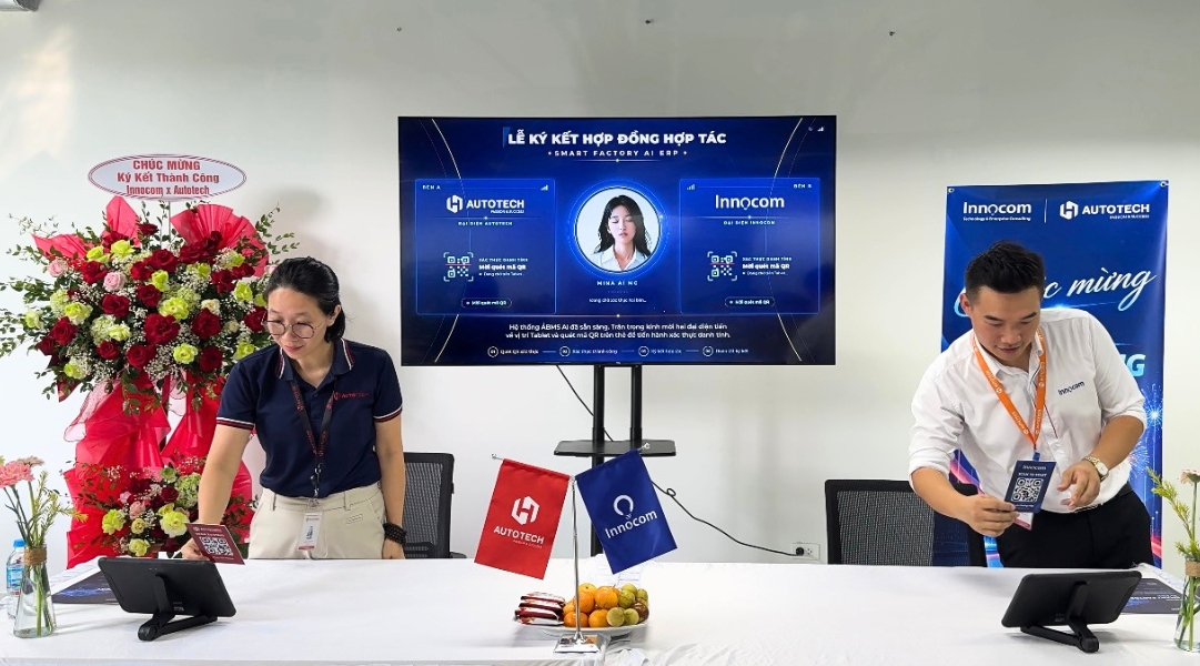 Hai vị Giám đốc quét mã QR